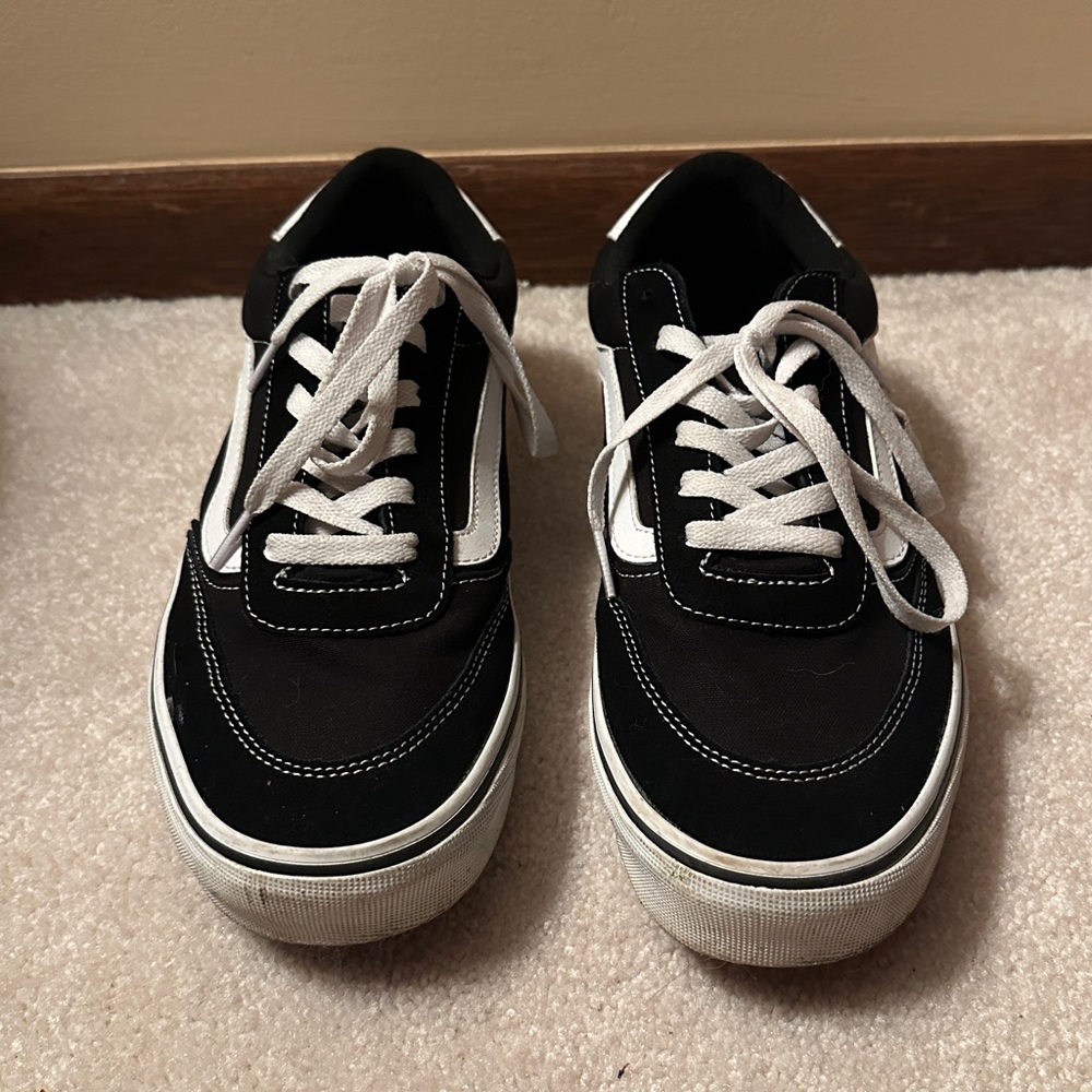 Classic Vans Sneakers in black and white